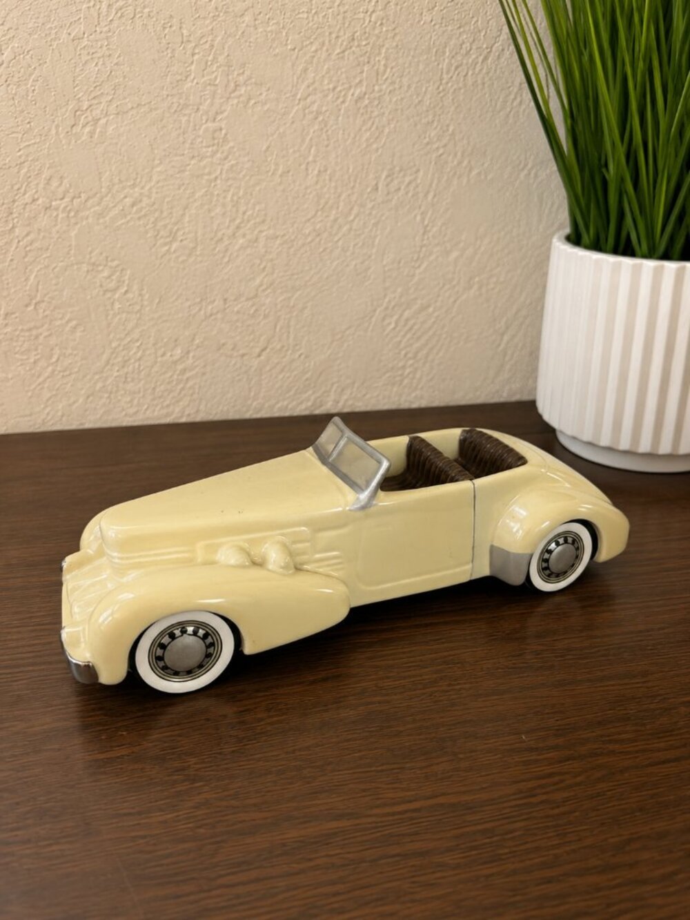 Vintage 1984 Avon Limited Edition 1937 Ceramic‎ Cord Car Decoration